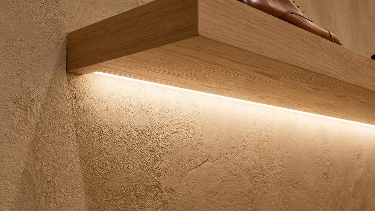 Gizli LED aydınlatmalı ahşap raf detayı ve duvar dokusu
