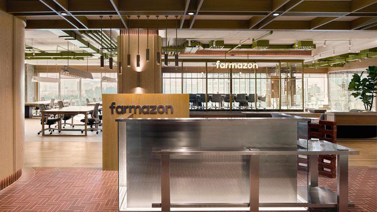 Özel tasarım resepsiyon bankosu ve zemin detaylarıyla iç mekan tasarım örneği