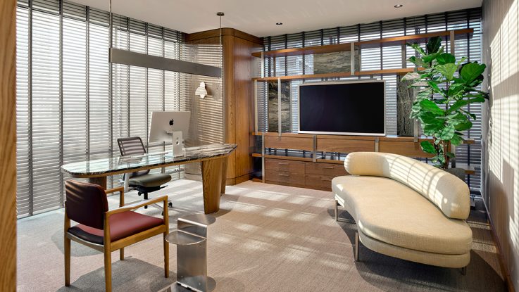 Özel tasarım ahşap raflar ve TV ünitesiyle kurgulanmış lüks yönetici odası tasarımı