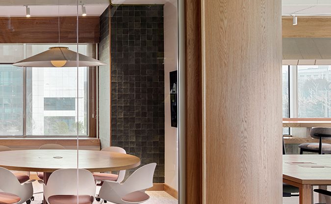 Lüks ofis tasarımı toplantı odası, ahşap panel detayları ve akustik ofis mobilyaları