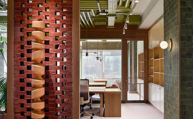 Ofis dekorasyonu ve mekanik tesisat uyumu, özel tasarım tuğla duvar ve koridor iç mimari detayları