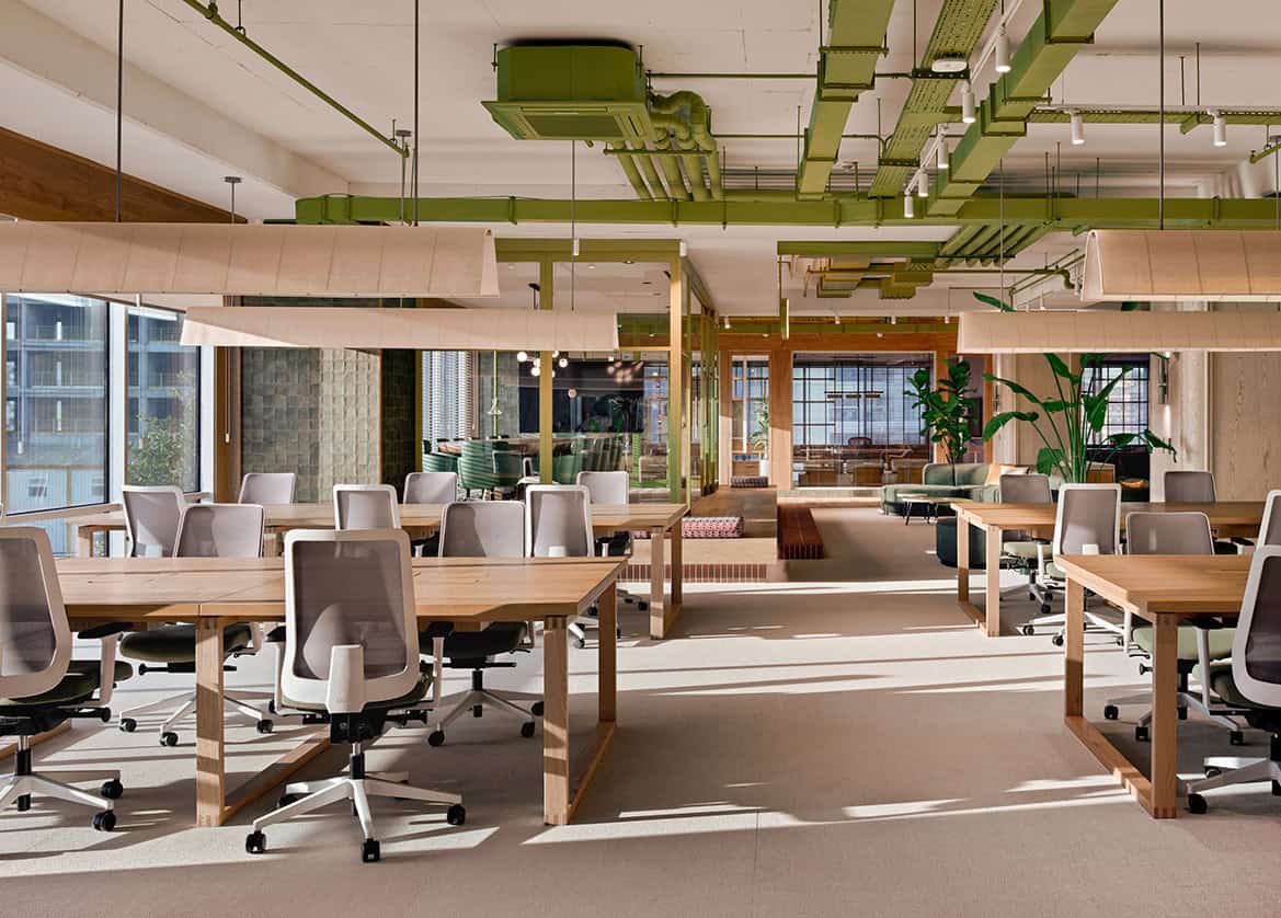 Açık tavan detayları ve ergonomik çalışma alanlarıyla modern ofis iç mimarlık projesi