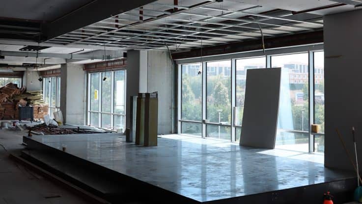 Şantiyede tavan ve zemin altyapı çalışmalarıyla mimari uygulama süreci