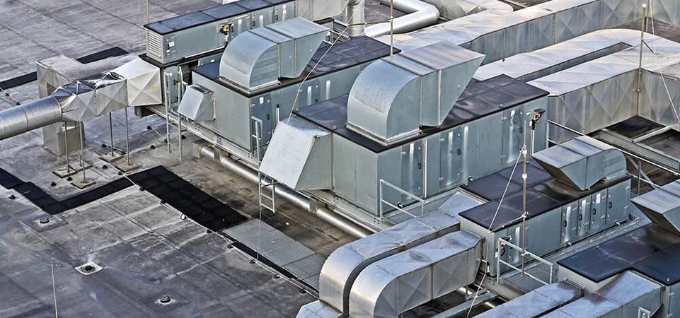 Çatıya konumlandırılan merkezi hvac klima santralleri ve galvaniz hava kanalı tesisatı