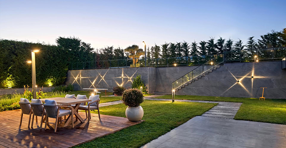 Florya konut projelerinde iç ve dış mekan bütünlüğü sağlayan bahçe dekorasyonu