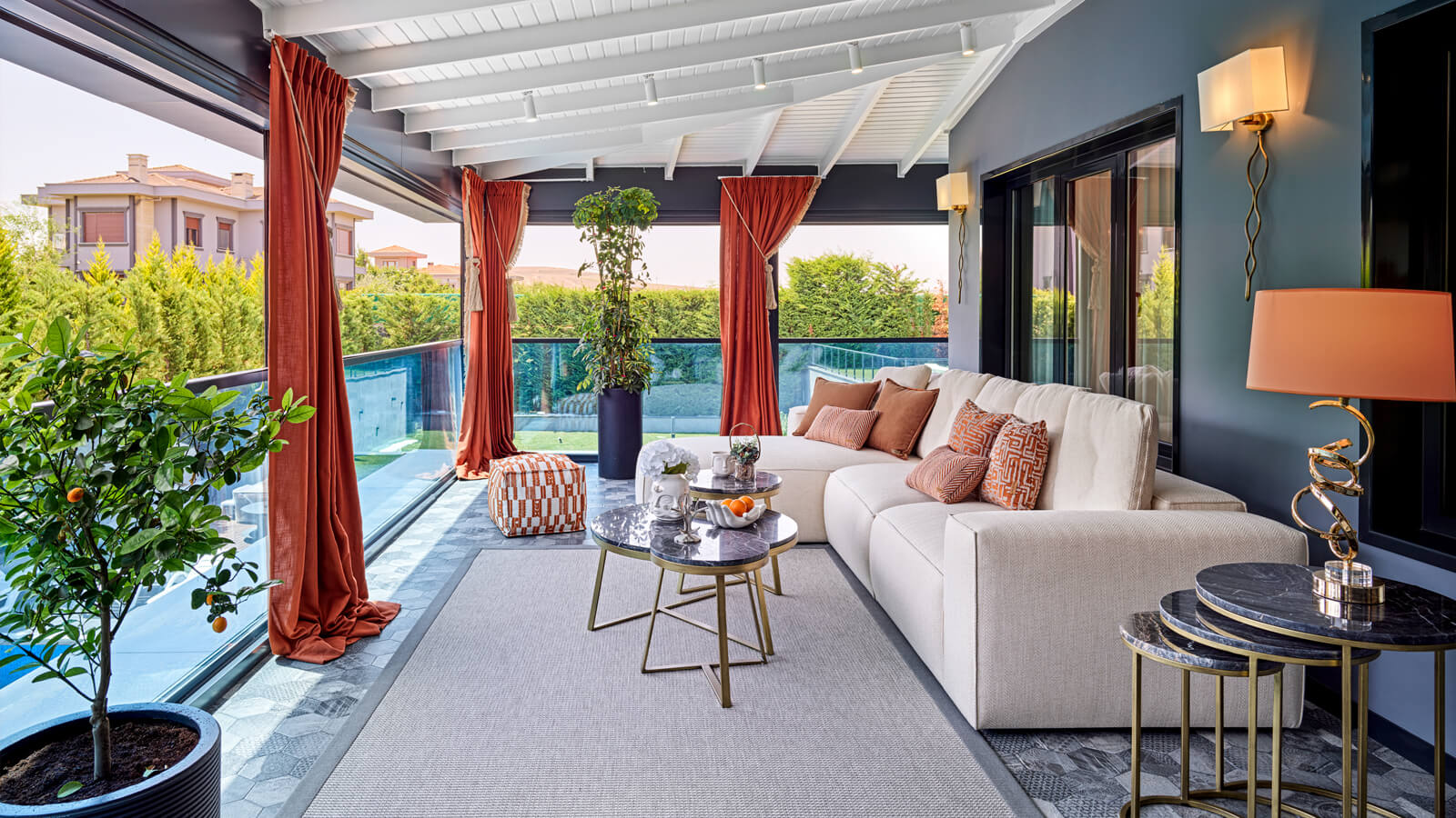 Dört mevsim kullanılabilen kapalı balkon tasarımı ve modern mobilyalar