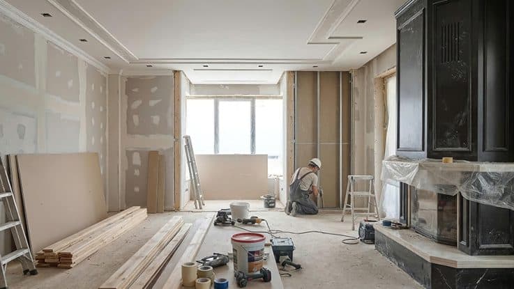 Özel tasarım şömine montajı ve tavan detaylarıyla iç mimari uygulama süreci