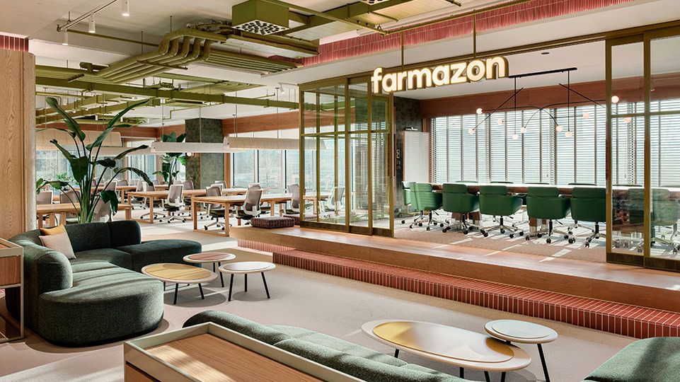 Açık planlı, modern ve yeşil detaylı ofis iç mekan tasarımı örneği