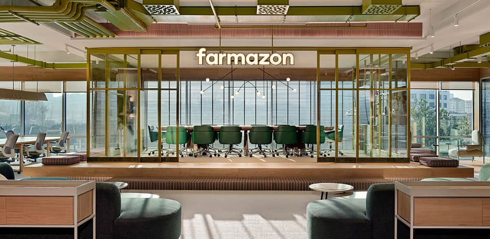 Açık ofislerde alan ayrımı için cam bölmeli ve platformlu toplantı odası