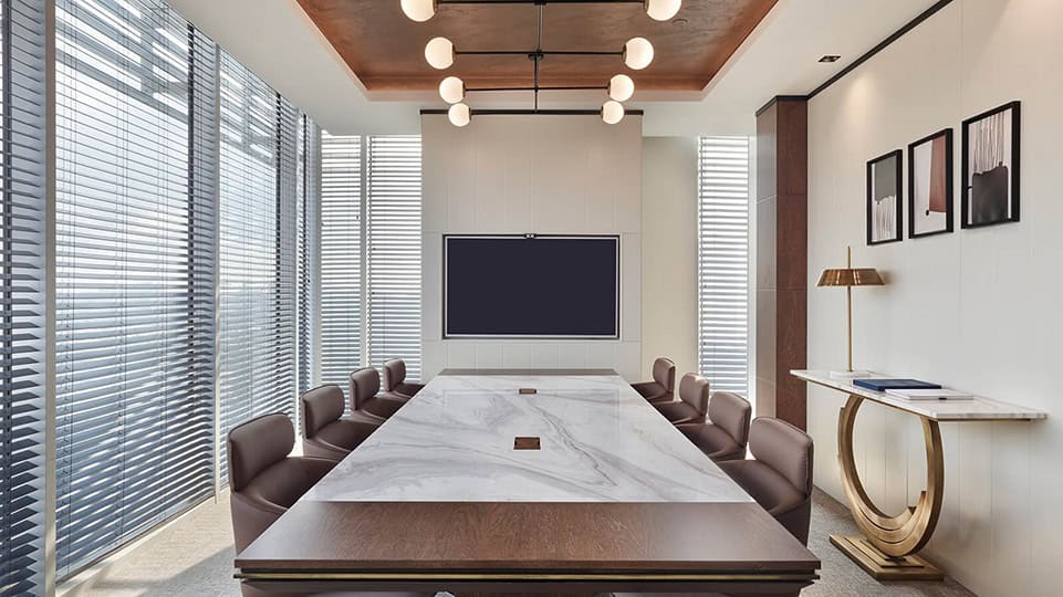 Özel üretim toplantı masası tasarımında mermer ve ahşap malzeme uyumu