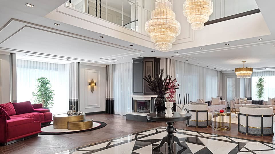 Yüksek tavanlı geniş salonlar için modern klasik mobilya yerleşimi ve aydınlatma uyumu