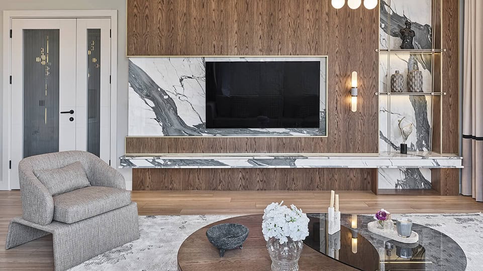 Salon mobilyası tasarımında doğal ahşap ve mermer dokuların estetik uyumu