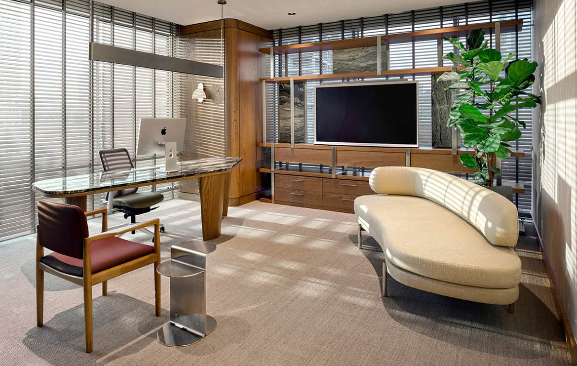 Mermer toplantı masası ve ahşap detaylarla zenginleştirilmiş lüks ofis toplantı odası tasarımı