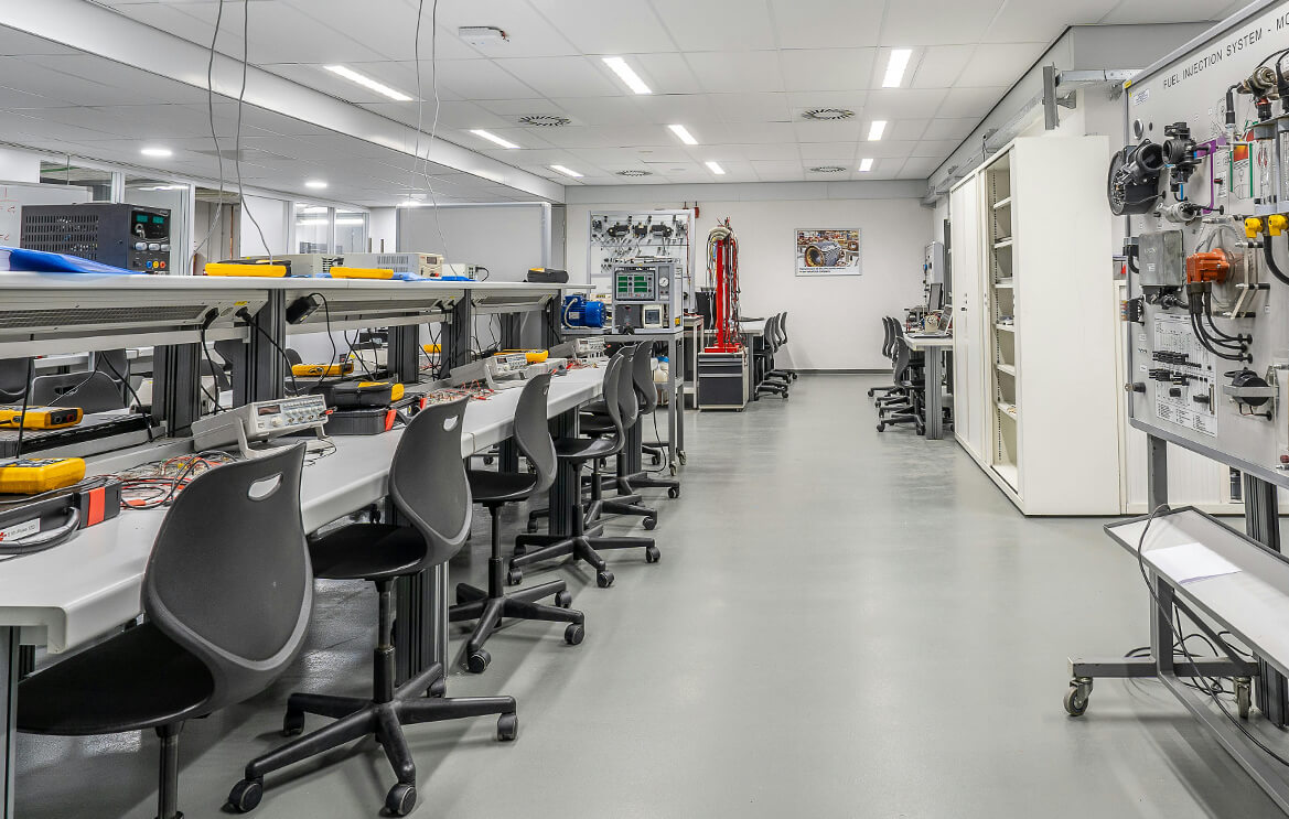 Ergonomik test istasyonları ve düzenli teknik çalışma alanlarıyla modern atölye tasarımı
