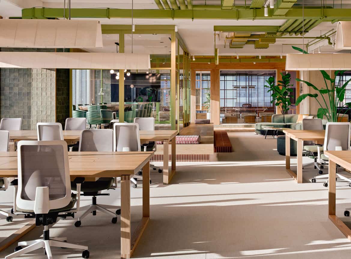 Açık tavan detayları ve ergonomik çalışma alanlarıyla modern ofis iç mimarlık projesi